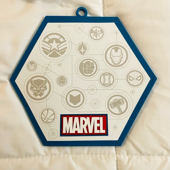 Disney Parks Marvel 3 piece Kitchen Set Apron Oven Mitt Silicone Pot Holder NWT - Picture 9 of 9